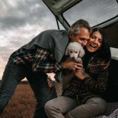 OurTime vs. Meetic: ¿Cuál es el mejor sitio para personas de más de 50 años?